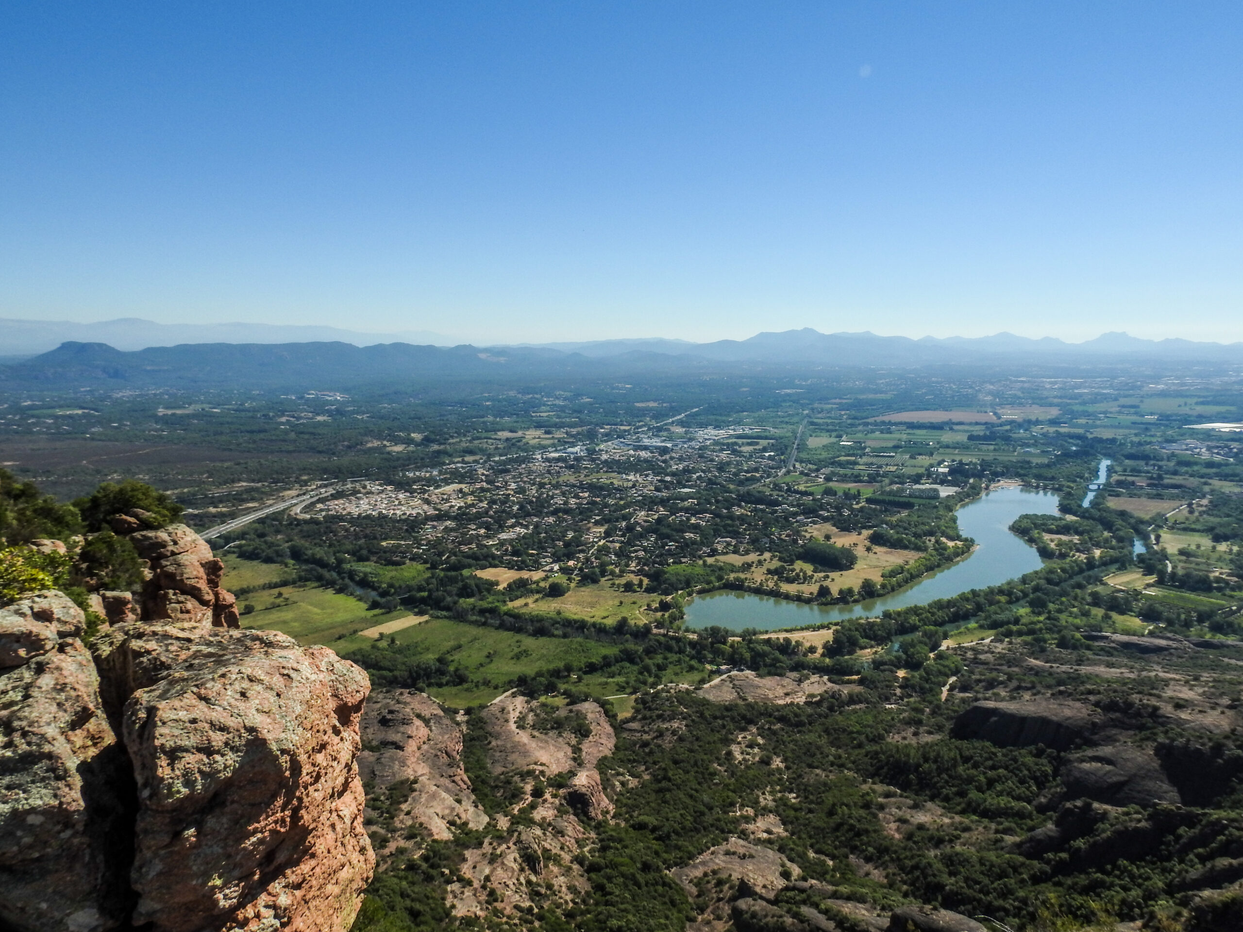 vue aérienne depuis le rocher de roquebrune sur argens